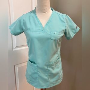 Grey's Anatomy™M 3-Pocket V-Neck Tonal Stitch
Scrub Top in Color Tropical Tide